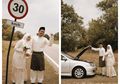 Viral Pasangan Pengantin Berfoto di Pinggir Jalan, Rupanya Ada Cerita Lucu di Baliknya