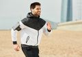 Siapa Bilang Lari dengan Jaket Parasut Bikin Kurus? Itu Hoaks! Ini Beberapa Hoaks Olahraga Lari yang Perlu Diketahui