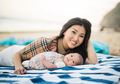 Mewah Banget, Sarwendah Pakai Scarf Branded Jutaan Rupiah Jadi Kain Gendongan Bayi Curi Perhatian Netizen