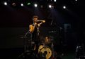 Konser Perdana Luke Holland di Jakarta, Penonton Berguru Jadi Drummer!