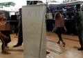 Pihak Mal Bekasi Ungkap Detik-detik Wanita Berambut Pirang Nekat Telanjang Dada, Sempat Pakai Pakaian Lengkap Sebelum Buka Baju dan Hiraukan Arahan Petugas Keamanan