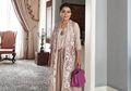 Arisan Bareng Geng Sosialita, Mayangsari Tampil bergaya Milenial Kenakan Outfit Batik