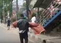 Puskesmas Tolak Pinjamkan Ambulans, Seorang Bapak Terpaksa Gotong Jenazah Anaknya ke Rumah
