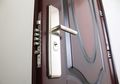 Kenapa Kusen Pintu Sebaiknya Tidak Terbuat dari Kayu Sambungan? Ini Alasannya!