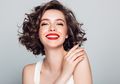 Tanpa Merusak, Begini Cara Mewarnai Rambut Keriting Biar Tetap Sehat dan Cantik