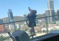 Lakukan Yoga Ekstrem, Mahasiswi Ini Jatuh dari Balkon Lantai 6 Apartemennya