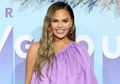 Alami Keringat Berlebih, Chrissy Teigen Lakukan Suntik Botox di Ketiak