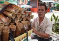 Kisah Pilu Kakek Buta Penjual Beras Ketan, Harus Bekerja Keras Karena Miliki Beban Hidup yang Begitu Berat
