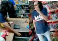 Aksinya Bobol Uang Kasir Minimarket Gagal Karena Sang Pemilik Toko Datang, Si Pencuri Justru Akhirnya Memutuskan untuk Berbelanja Membeli Teh Kemasan