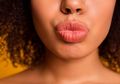 Ini Triknya Saat Mengaplikasikan Lipstik untuk Bibir Gelap, Wajib Coba!