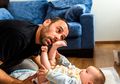 Hati-hati, Stres yang Dads Rasakan Bisa Pengaruhi Perkembangan Anak