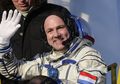 Lagi Berada di Luar Angkasa, Astronot Ini Nggak Sengaja Telepon 911