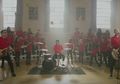 Video Klip 'Darkside' blink-182: Banyak Polo Shirt Merah dan Joget Fortnite