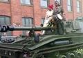 Dramatis dan Buat Ratusan Orang Terpana, Putra Pengusaha Ini Naik Tank Tentara ke Pernikahannya, Lihat Tariannya!