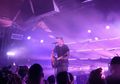 Manggung Lagi, Tom DeLonge Cover 'I Miss You' dan 'Aliens Exist'!