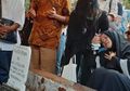 Dibunuh Secara Sadis oleh Istri Kedua, Edi Chandra dan M Adi Pradana Dikuburkan dalam Liang Lahat yang Sama, Istri Pertama Hampir Pingsan di Pemakaman