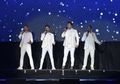 Kemeriahan Konser Westlife di Sam Poo Kong Semarang, Ajak Penonton ke Panggung hingga Sisipkan Lagu Queen
