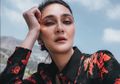 Duduk Santai di Tangga, Luna Maya Pakai Kemeja Simpel Harga 14 Juta Rupiah!