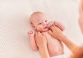 Jangan Sembarangan Pijat Bayi Moms! Ikuti 10 Tips Ini Agar Tidak Salah
