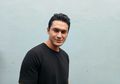 Lama Membujang, Indra L Bruggman Pamer Potret Gandengan Tangan dengan Seorang Aktris Cantik, Captionnya Bikin Melelah: Dipegangin Terus Takut Lepas Ya?