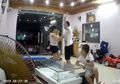 Brutal! Suami Hajar Istrinya yang Sedang Gendong Bayi dan Disaksikan Putra Mereka, Istri: Suami Sejenis Setan, Sengsara Seumur Hidup