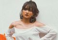 Seksinya Marion Jola Pamer Kaki Mulus Kenakan Slit Dress Belahan Tinggi