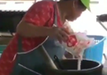 Penjual Makanan Ini Memasak Menggunakan MSG dengan Jumlah yang Luar Biasa: 'Cuma Setengah Bungkus Doang, Kok'