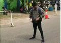 Pengendara Motor Keluarkan Jurus Silat di Depan Polisi Saat Ditilang, Bukannya Bikin Takut Malah Aksinya Buat Netizen Ngakak