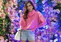 Seksinya Nia Ramadhani Pamer Perut Langsing Pakai Crop Top saat Hadiri Ultah Ayu Dewi