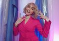 Tampak Nyeleneh, Jessica Iskandar Pede Padukan Outfit Tabrak Warna dan Sepatu Karet saat Hadiri Ultah Ayu Dewi