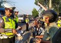 Bak Pinang Dibelah Dua, Seorang Anggota Polres Bojonegoro Viral Usai Tilang Pengendara yang Wajahnya Mirip Dengannya, Saat Buka Helm Ternyata Ayah Sendiri, Seumuran?