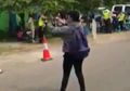 Kocak Abis! Pria Ini Mengeluarkan Jurus Silatnya Ketika Ditilang Polisi