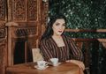 Bak Ratu Kerajaan di Foto Terbaru, Ashanty Tampil Mewah dengan Gaun dan Makeup Flawless