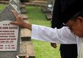 Pesawat Kertas Mendarat di Makam BJ Habibie Jadi Sorotan, Begini Cerita 'Bapak Pesawat' 9 Tahun Lalu Ngotot Ingin Dimakamkan Sebelah Ainun