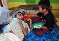 Kisah Muhammad Gunadiono, Bocah Kelas 5 SD yang Rawat Ibunya yang Sakit Stroke Selama 2 Tahun, Setiap Hari Suapi Ibunya Makan