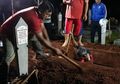 Tanah yang Digali untuk Liang Lahat Sangat Empuk, Ini yang Dirasakan Penggali Makam B.J. Habibie Siang Tadi