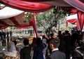 Kisah Dua Pesawat Kertas di Atas Pusara BJ Habibie 'Dari Rakyat Biasa untuk Pak Habibie yang Rendah Hati'