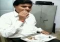 Ngeri! Orang Ini Ketagihan Makan Beling, Kamu Tak akan Mengira Sudah Berapa Tahun Dia Lakukan Hal Mengerikan Ini