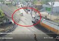 Tertangkap CCTV, Begini Detik-detik Seorang Guru di Tegal Berhasil Lolos dari Maut, Saat Mobilnya Tiba-tiba Mogok di Perlintasan hingga Diseret Kereta Api Sejauh 100 Meter