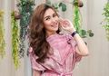 Pakai Baju Ketat Warna Kulit dan Hot Pants Super Seksi, Tampilan Ayu Ting Ting Saat Liburan di Labuan Bajo Jadi Sorotan!