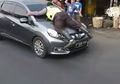 Terjadi Lagi Foto Viral, Polisi Ini Nemplok di Mobil yang tengah Melaju Demi Hentikan Pengendara Mobil yang Kabur dari Razia
