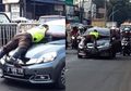 Lagi, Polisi Melayang di Kap Mobil yang Melaju Kencang, Pintu Dibuka Tapi Pengemudi Tak Berhenti Meski Diteriaki Warga