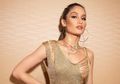 Seksinya Cinta Laura Pamer Perut Ramping dan Lengan Berotot Pakai Crop Top