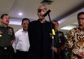 Buka Penutup Matanya di Depan Media, Thareq Habibie Ungkap Kondisi Matanya yang Rusak