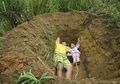 Pasrah Penyakit Anaknya Tak Kunjung Sembuh, Ayah Ini Gali Kubur untuk Anaknya dan Mengajaknya Main ke Liang Kubur Itu Setiap Hari 'Biar Terbiasa'