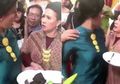 Viral Video Emak-Emak Baku Hantam di Kondangan karena Rebutan Rendang, Warganet Sebut Hanya Settingan Iklan Rendang