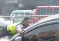 Kejadian Lagi, Polisi Nemplok di Kap Mobil yang Coba Kabur Saat Mau Ditilang