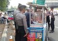 'Yang Beli Polisi-polisi yang Jaga,' Rezeki Pedagang Asongan di Balik Riuh Demonstran di Gedung KPK