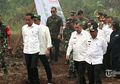 Fakta Menarik Terkait Kunjungan Jokowi ke Lokasi Kebakaran Hutan, Pakai Mobil Rental hingga Foto Sepatunya yang Viral