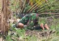 Beralaskan Daun, Prajurit TNI Tertangkap Kamera Tunaikan Salat di Sela Tugas Padamkan Kebakaran Hutan